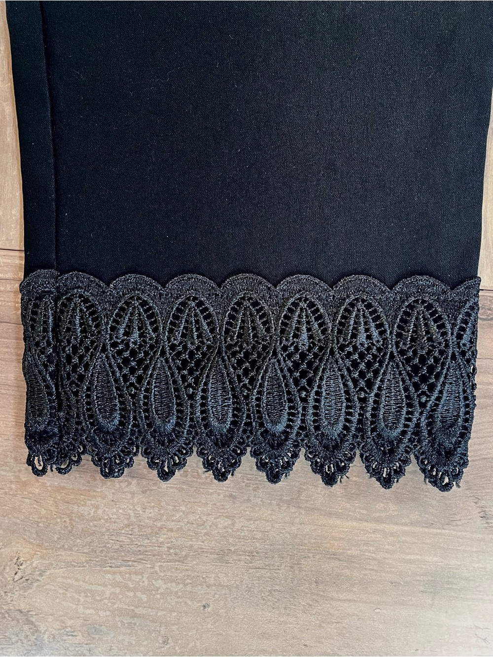 Chico's Black Cropped Scallopped Lace Hem Cocktail CasuaI Pants Size 16P